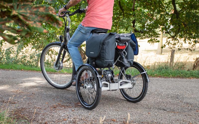 <p>De Tworby maakt van uw fiets een driewieler. Ben je&nbsp;hulpbehoevend? De Tworby is h&eacute;t hulpmiddel dat geplaatst kan worden op bijna iedere volwassen fiets. Elektrisch of standaard, de module past er op. Dit zorgt er voor dat je&nbsp;geen nieuwe fiets hoeft te kopen.</p>
